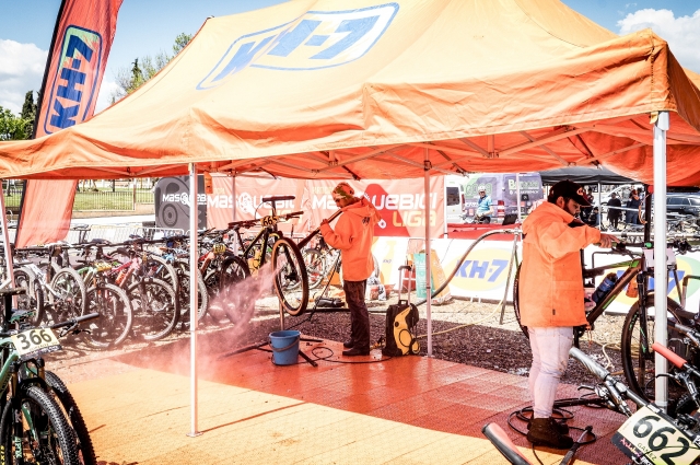 KH-7 washes your bike each stage!